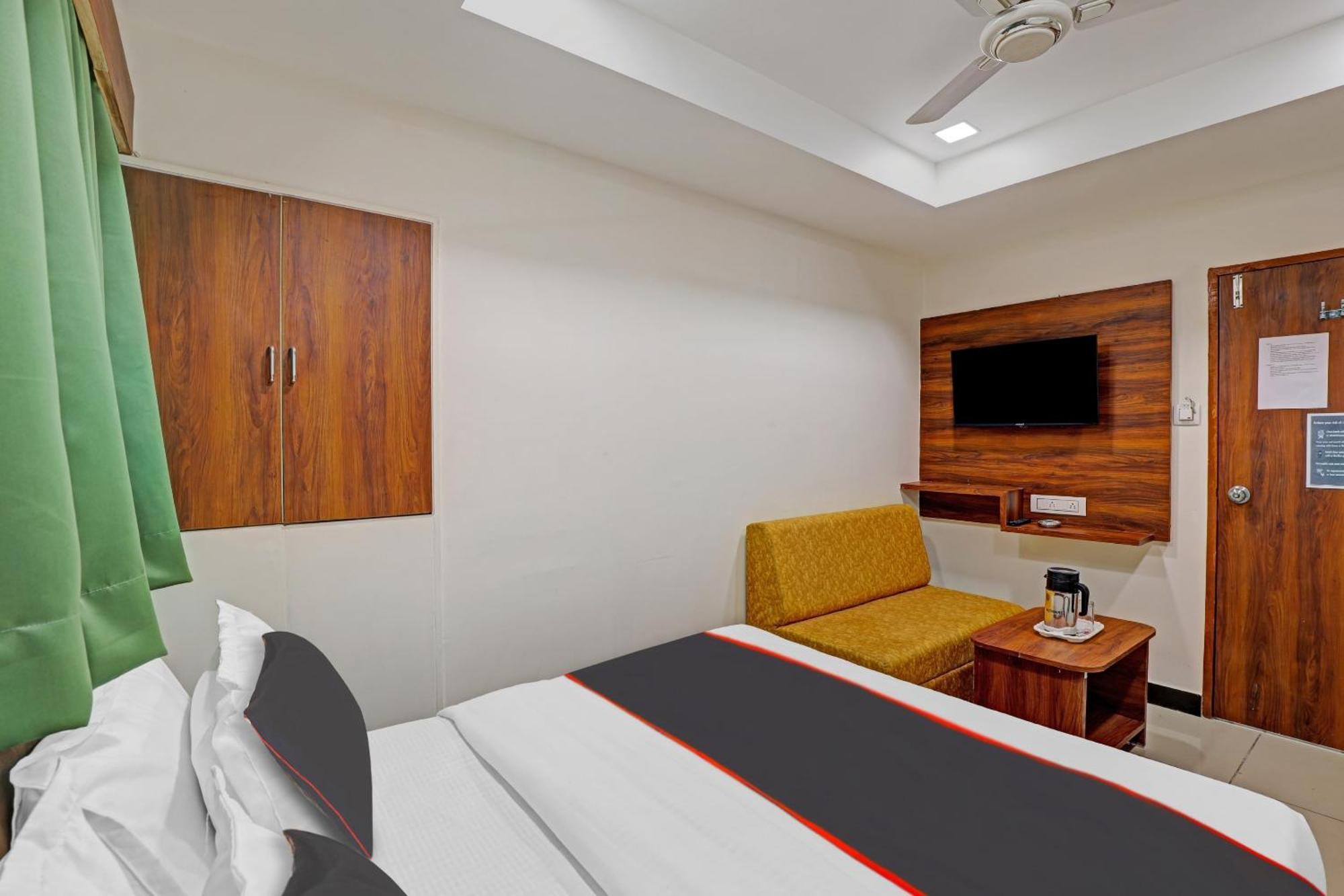 Capital O Bhavya Villa Ahmedabad Bagian luar foto