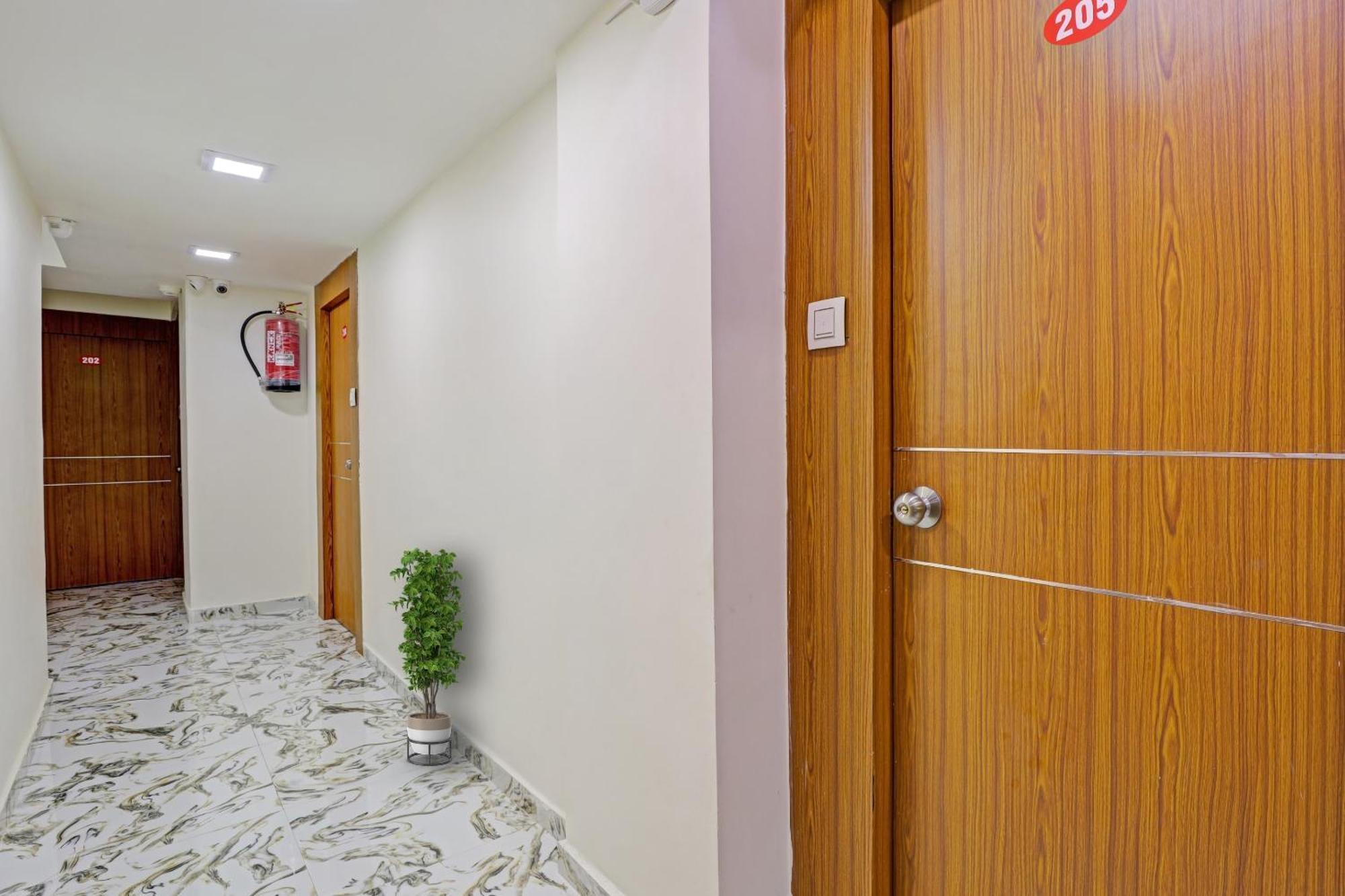 Capital O Bhavya Villa Ahmedabad Bagian luar foto