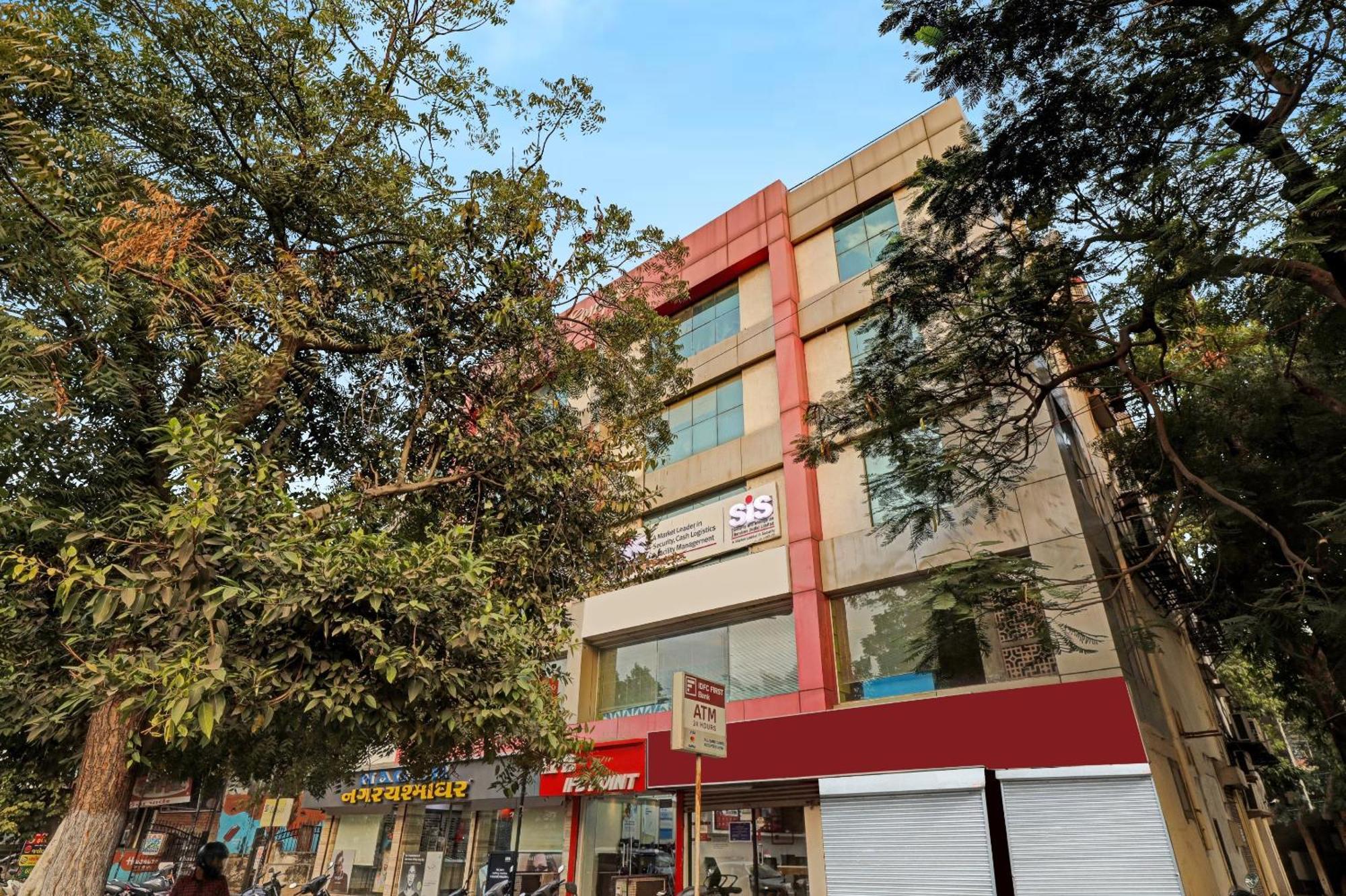 Capital O Bhavya Villa Ahmedabad Bagian luar foto
